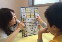 育つ